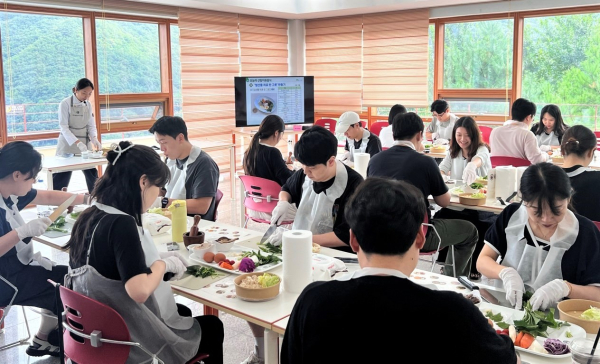 지난 13일~14일, 임신부와 임신성 당뇨 진단자를 대상으로 임산물을 활용한 ‘임산물 치유 한 그릇 만들기’ 프로그램 운영 모습