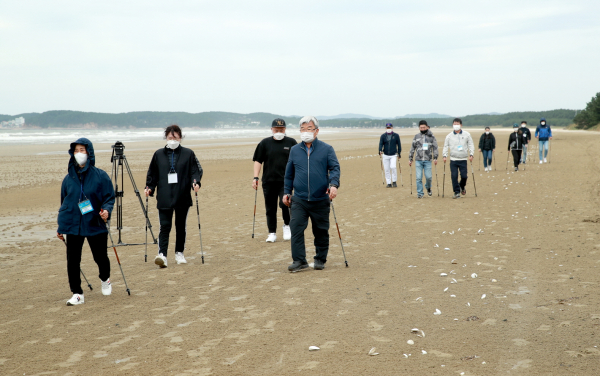 노르딕 워킹 모습.