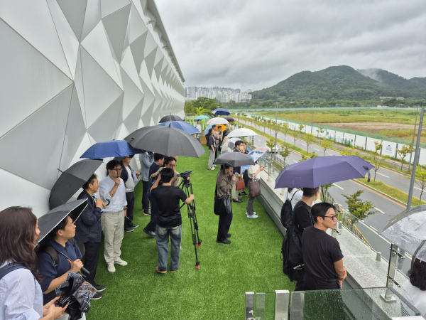 참석자들이 대통령 세종집무실, 국회세종의사당, 시민공간이 들어설 국가상징구역 사업부지 현장을 둘러보고 있다