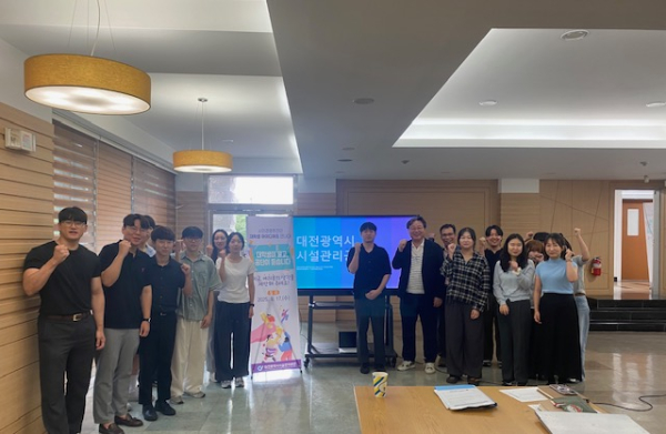 지역 대학생들의 아이디어를 모집하기 위해 한남대학교와 한밭대학교를 직접 방문 모습