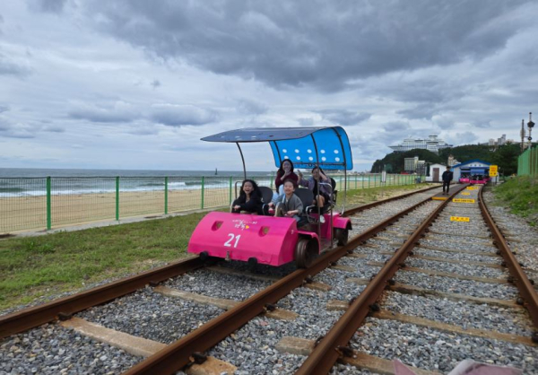 18일, 정동진 레일바이크에 탑승 중인 아동들