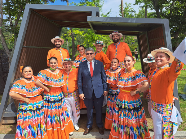 코스타리카 대사와 공연자들 사진