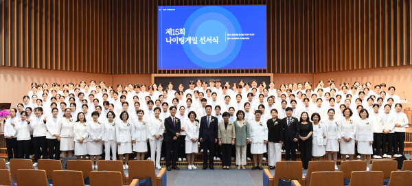 백석대 간호학과 제15회 나이팅게일 선서식에서 학생들과 대학 내외빈들이 기념촬영