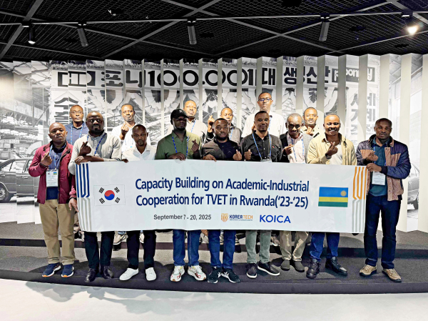 르완다 연수생 15명이 현대자동차 울상공장을 견학한 모습