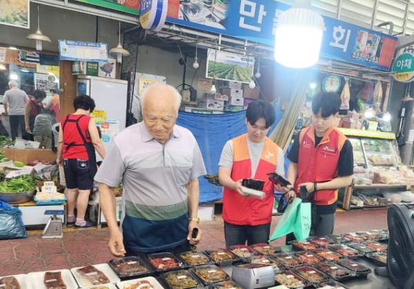 독거노인을 위한 추석맞이 재래시장 장보기 봉사 활동 모습