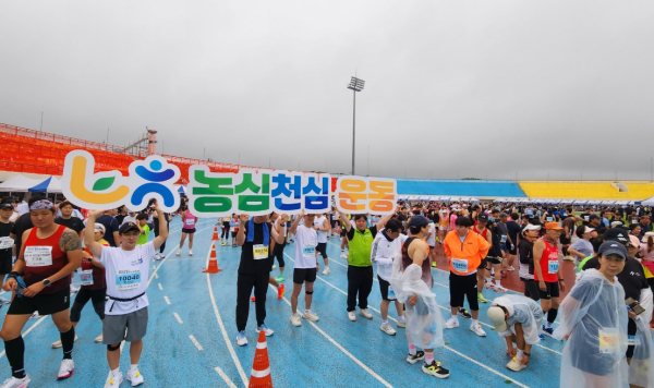 지난 19일 열린 제25회 홍성마라톤대회에서 농협 직원들이 농심천심(農心天心)운동을 홍보하고 있다.