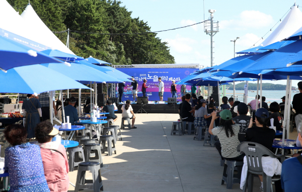 지난 20~21일 고남면 가경주항 일원에서 열린 ‘2025년 고남면 노을 미식페스타’ 모습.