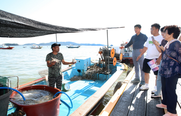 지난 20~21일 고남면 가경주항 일원에서 열린 ‘2025년 고남면 노을 미식페스타’ 모습.
