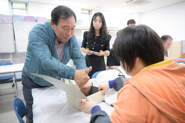 최민호 취약계층과 복지시설 방문 모습