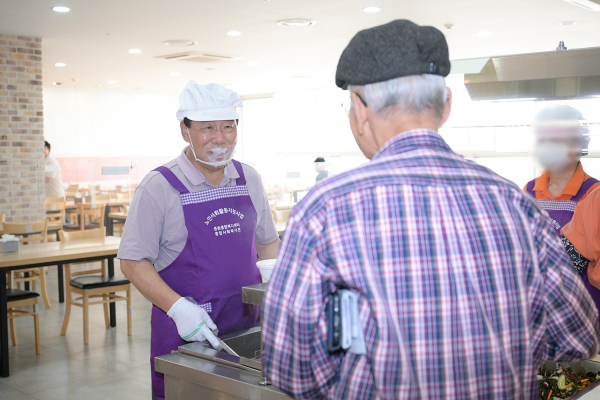최민호 취약계층과 복지시설 방문해 배식 봉사 모습