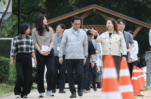박희조 동구청장이 판암근린공원 내 어린이 놀이시설을 점검하고 있다