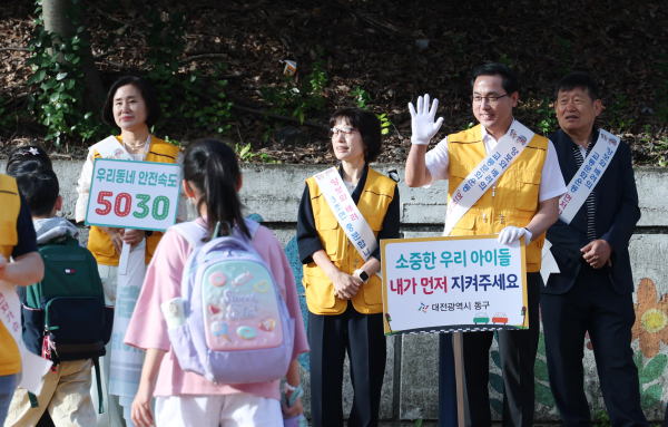 박희조 동구청장이 지난 22일 용운초 인근 등굣길 교통안전 캠페인에 참여하고 있다.