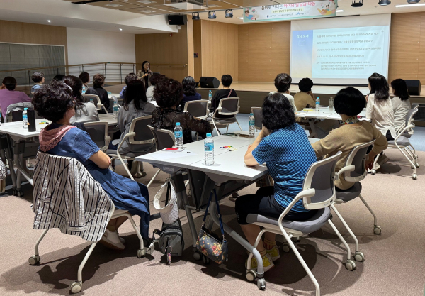 ‘놀이로 만나는 아이의 발달과 마음’ 교육 진행 모습