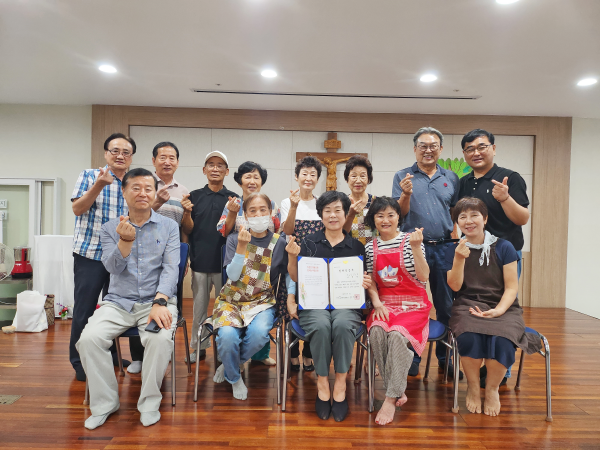 이영숙 유성성당 사회복지분과장 칭찬인증서 전달식 기념사진