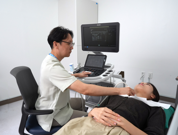 단국대병원 유원상 갑상선센터장이 갑상선 초음파 검사를 하고 있다