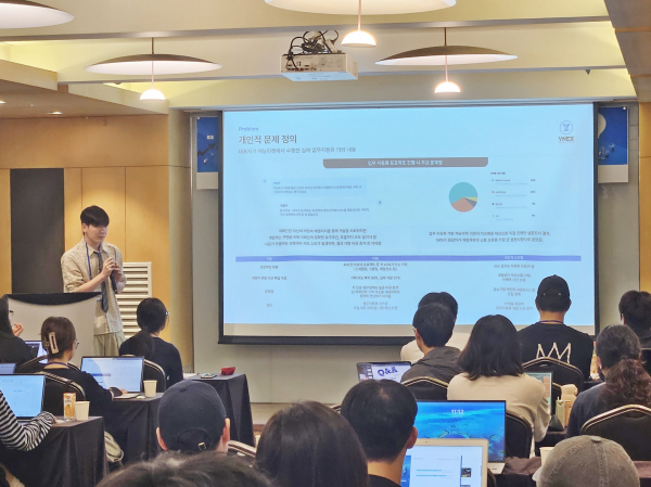 창업캠프에 참여한 학생이 발표 하고있다