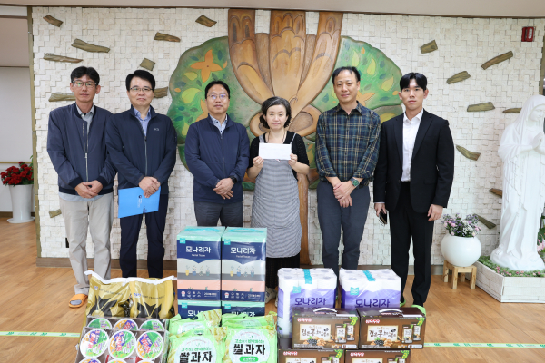 강주엽 행복청장(왼쪽에서 세 번째)이 사회복지시설을 방문하여 위문품을 전달하고 있다