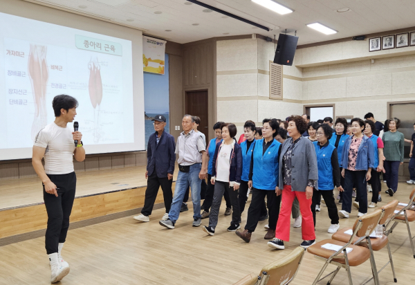 지난 24일 안면읍행정복지센터 대강당에서 진행된 슬로우 조깅 교육 모습.
