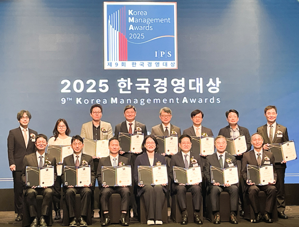‘2025 한국경영대상’ 시상식에서 수상자들이 단체 기념촬영을 하고 있다.