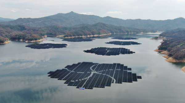 경상북도 안동시 임동면 및 임하면 일원 임하댐 수면에 조성된 수상태양광의 모습(드론 촬영 전경).