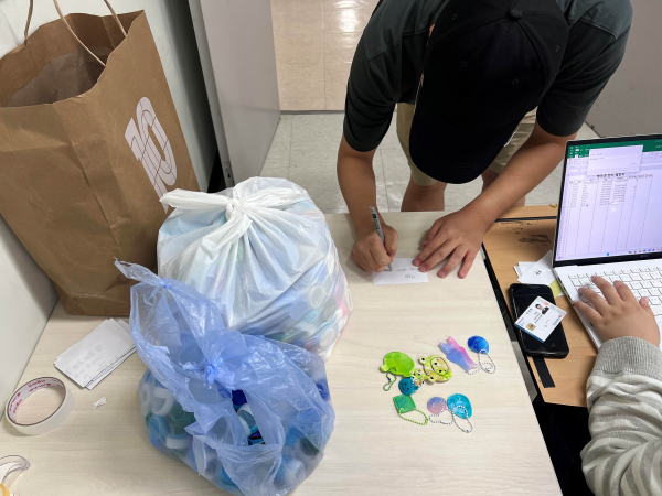 한국기술교육대학교 학생이 병뚜껑 챌린지에 참여하고 있다