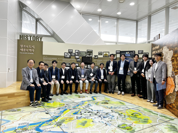 일본 메이지대학 관계자들이 행복도시 홍보관 관람 후 기념촬영을 하고 있다