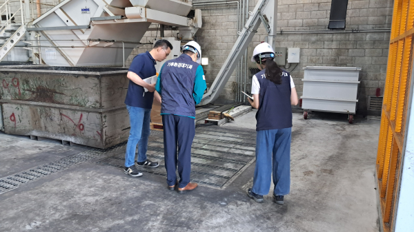 서산시 관계자가 환경오염 물질 배출업체를 점검하는 모습