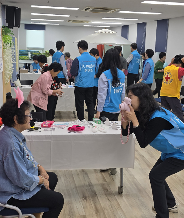 25일, 추석 명절을 앞두고 충북 보은군 대청댐 노인복지관에서 어르신들에게 좋은 추억을 담은 즉석사진 선물 이벤트 진행