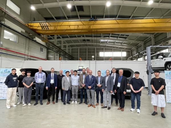 실레시안공과대 교수진이 선문대 미래자동차공학부 실습실을 방문했다