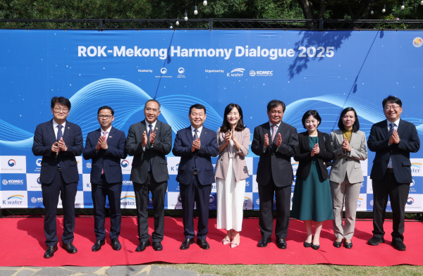 26일 서울 삼청각에서 열린 간담회에서 주요 참석자들이 기념사진을 촬영하고 있다.(사진 왼쪽 두 번째부터 캄보디아 론 사보운(Lourn Saboeun) 공사 참사관, 태국 타니 쌩랏(Tanee Sangrat) 대사, 한국수자원공사 윤석대 사장, 환경부 김효정 물이용정책관, 라오스 쏭칸 루앙무닝턴(Songkane Luangmuninthone) 대사, 베트남 응우옌 티 타이 빈(Nguyen Thi Thai Binh) 공사 참사관, 미얀마 슈웨 씬 먀 툰(Shwe Cin Mya Tun) 공사 참사관)