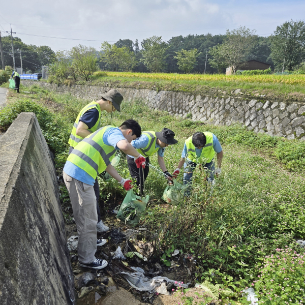 26일 국립대전숲체원 직원들이 ‘대한민국 새단장’ 캠페인의 일환으로 시설 인근 지역(성북동 일대)에서 ‘플로깅’ 활동을 진행후 기념사진