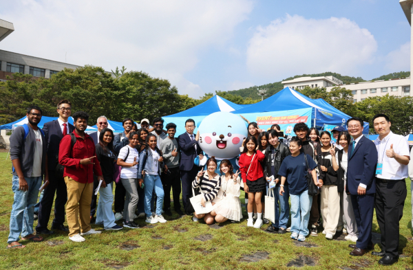 외국인 유학생 위한 전공박람회 부스를 운영했다