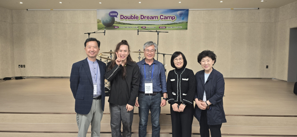 우측부터 김영미 교장(한꿈학교), 도경희 이사장(나이스피플, 애터미 부회장), 이재윤 교장(드림학교), 리노 박(드러머), 윤광식 교목(한꿈학교)