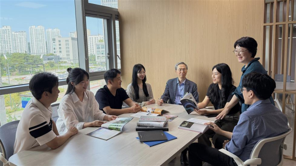 지난해, ‘생활숲 산림복지서비스 제공사업’에 참여한 LH단지 거주민들이 단지내에서 산림복지프로그램을 체험하고 있다.