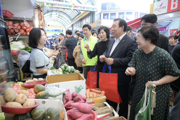 최민호 시장 전통시장 장보기 행사 모습