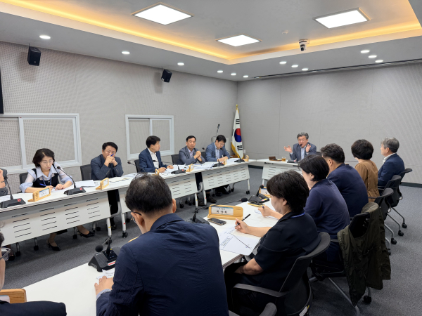 정용래 유성구청장이 29일 오전 긴급대책회의를 주재하고 있다