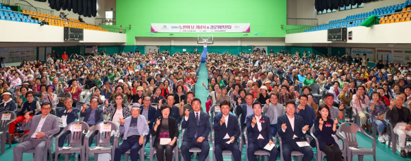 최충규 대덕구청장(사진 첫 번째 열 왼쪽 다섯 번째)와 ‘제29회 노인의 날 기념행사’에 참여한 지역 주민들이 기념사진을 촬영하고 있다.