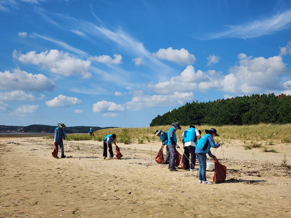 몽산포 해수욕장을 방문해 ‘반려해변 환경정화’ 활동 진행 모습