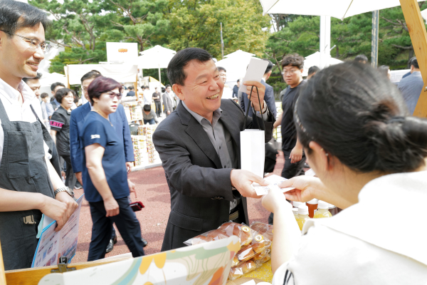 윤석대 한국수자원공사 사장(사진 가운데)이 30일 대전 본사에서  열린 임직원, 댐주변지역 농가 간 농산물 직거래 장터인 ‘이음장날’에서 지역 농가의 판매부스 방문 모습