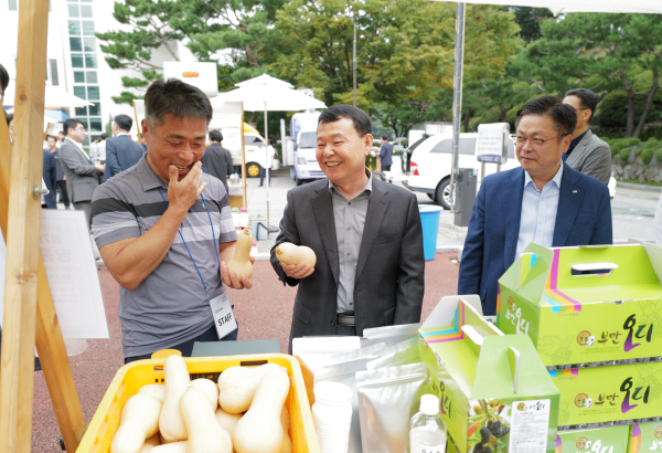 윤석대 한국수자원공사 사장(사진 가운데)이 30일 대전 본사에서  열린 임직원, 댐주변지역 농가 간 농산물 직거래 장터인 ‘이음장날’에서 지역 농가의 판매부스 방문 모습