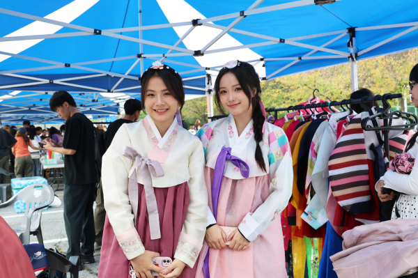 베트남 유학생이 한복입기 체험 중이다