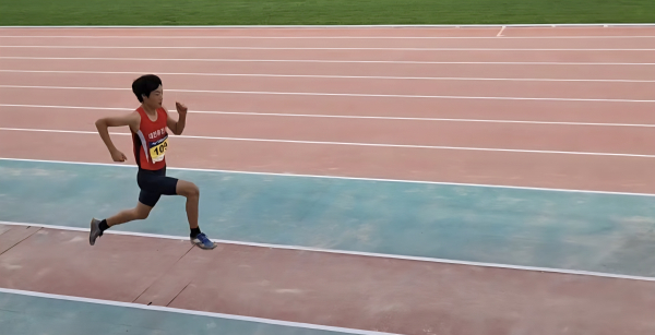 윤여운 학생의 멀리뛰기 도약 모습