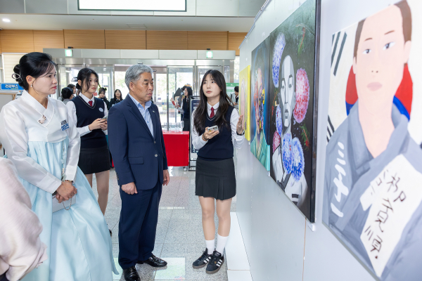 ‘2025년 제4회 한누리길 그림산책 팝아트로 만나는 자유·평화·민주’ 전시회 개막식 모습