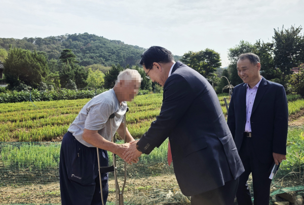 지난 1일 이완섭 서산시장이 팔봉면에 거주하는 중증장애인 가정을 방문해 위문품을 전달하고 안부를 살폈다.