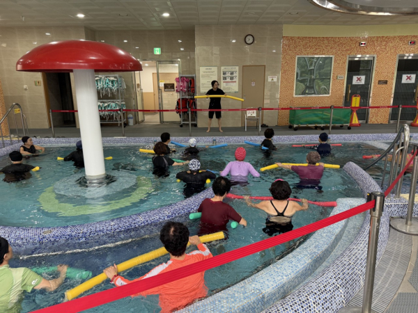 영주YMCA 한글 교실 참여자들이 수중마사지 이용 전 몸풀기 운동을 하고 있다.