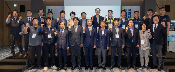 지난 1일 충남 태안 태안발전본부 컨벤션센터에서 ‘에너지전환 지원센터 개소식’ 진행 모습서규석 서부발전 부사장(앞줄 왼쪽 다섯 번째)과 김도형 대전지방고용노동청장(앞줄 왼쪽 네 번째), 백은숙 충청남도 일자리기업지원과장(뒷줄 왼쪽 여섯 번째), 남승홍 충청남도 탄소중립경제과장(뒷줄 왼쪽 일곱 번째), 이주영 태안군 부군수(앞줄 왼쪽 여섯 번째)