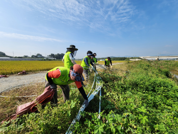 홍성군 여성단체와 공동으로 ‘대한민국 새단장 농촌환경정화’  봉사활동 진행 모습