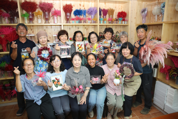 신두1리 주민들의 ‘보존화 작품’ 제작 모습.