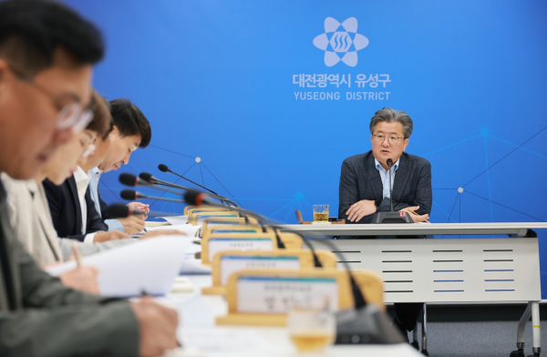 정용래 유성구청장이 간부회의 주재 모습