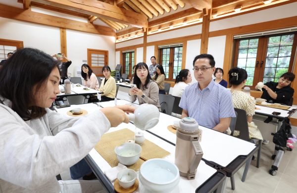 박희조 동구청장과 영유아 부모들이 다도와 향 체험을 진행하고 있다